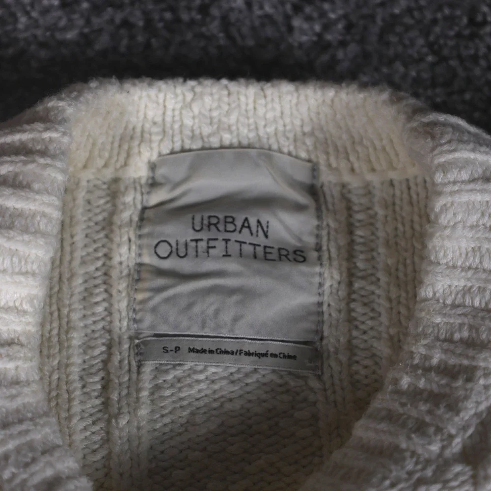 Urban Outfitters Women's Small Cropped Cable Knit Sweater Cream Crewneck